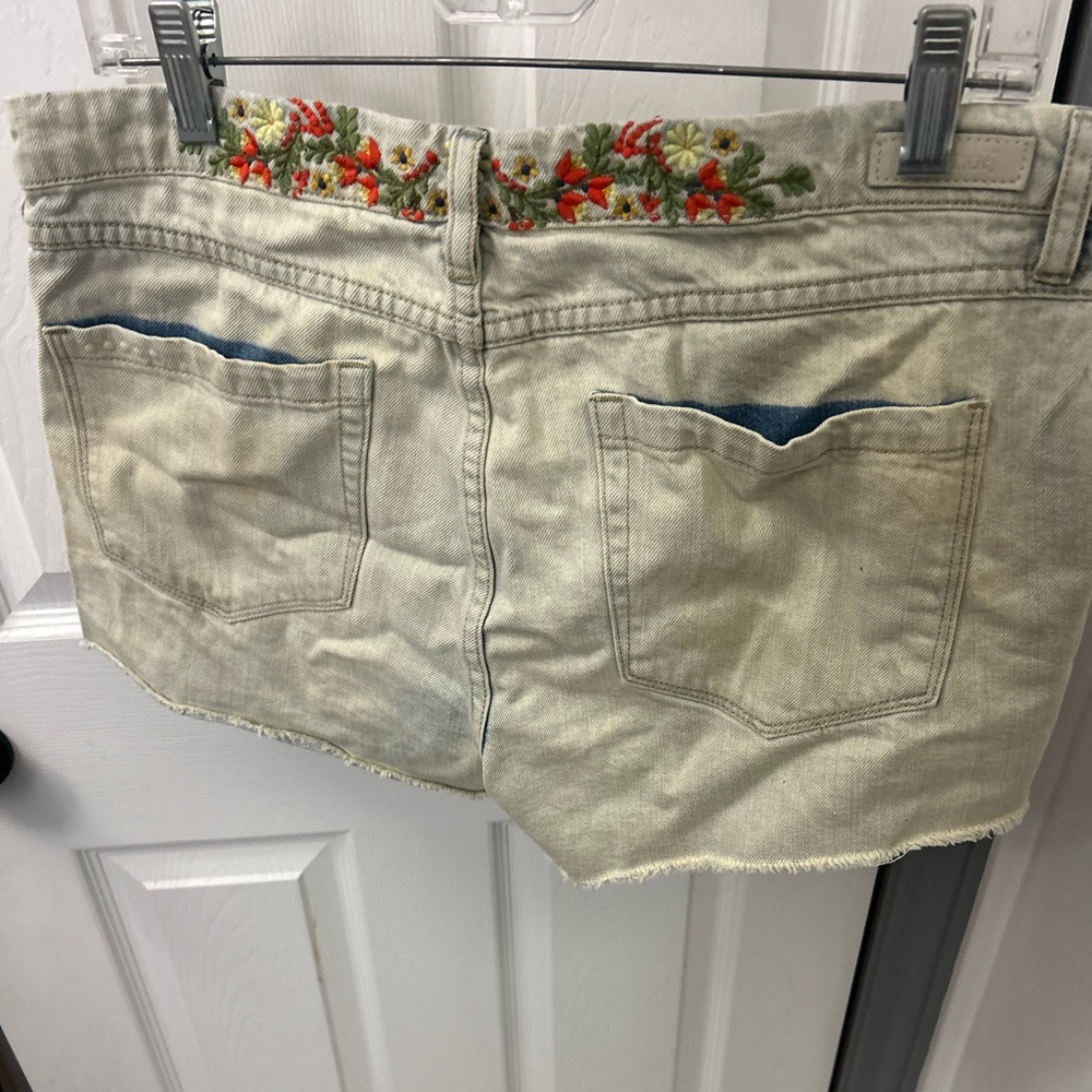 Blank NYC Light Wash Denim Jean Shorts with Multicolor Floral Embroidery - Picture 9 of 15